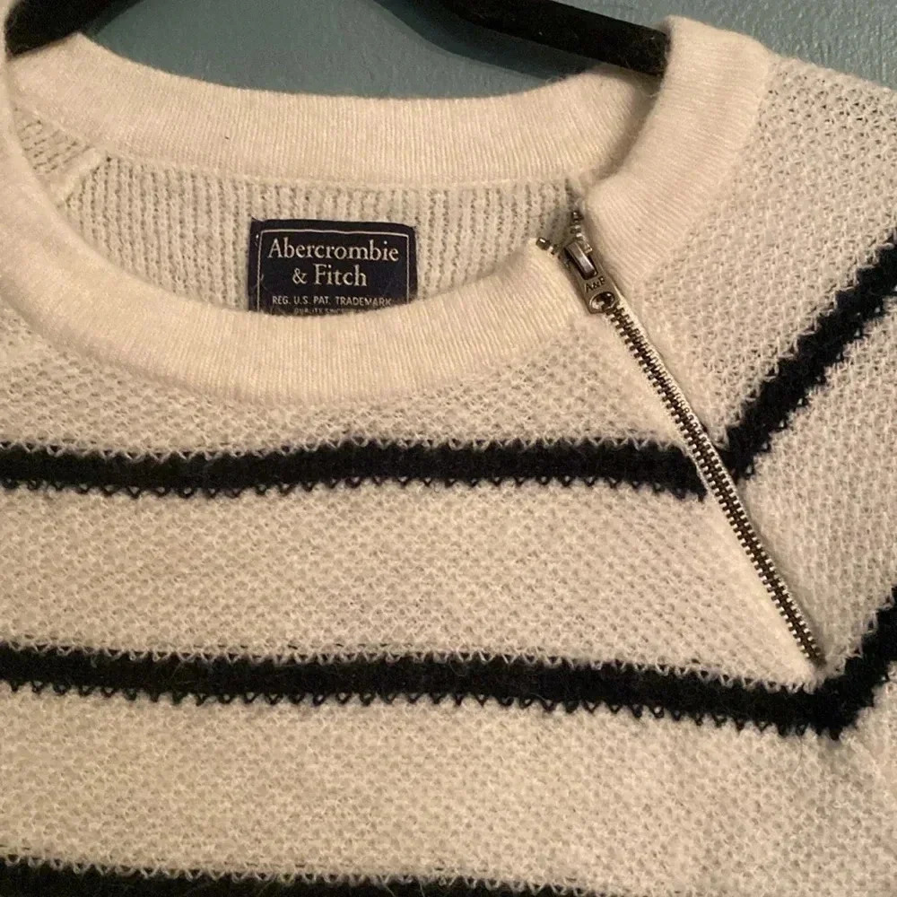 Abercrombie & Fitch white and blue striped sweater - xs- shoulder zip - Picture 2 of 5
